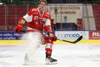 „Jedes Spiel ist ein Test, den man nach einer Trainingswoche absolvieren muss“: Feuertaufe für Talente der Eispiraten Crimmitschau - Johannes Schmid stürmt bei den Eispiraten Crimmitschau aktuell mit Louis Brune und Denis Shevyrin.