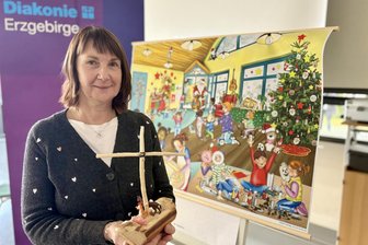 Jedes vierte Kind sprachauffällig: Wie Erzieher im Erzgebirge dagegenhalten - Erzieherin Jana Schaub aus Marienberg stellt das Konzept der Sprach-Kita vor. Dabei helfen auch Erzählbild und Geschichtensäckchen, aus dem das Holzboot stammt.