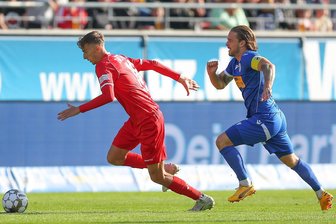 Jena-Profi Nils Butzen zur Entwicklung seines Ex-Vereins FSV Zwickau: "Da geht vieles in die positive Richtung" - Schnell hinterher: Der Ex-Zwickauer Nils Butzen (rechts) verfolgt den Neu-Zwickauer Lukas Eixler.