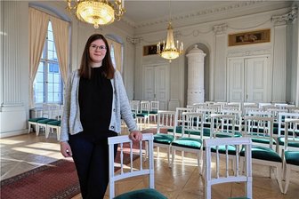 Jenny Schicketanz ist die neue Standesbeamtin für den Bereich Hartenstein-Wildenfels - Jenny Schicketanz, die neue Standesbeamtin, im Wildenfelser Festsaal, wo die Trauungen vollzogen werden.