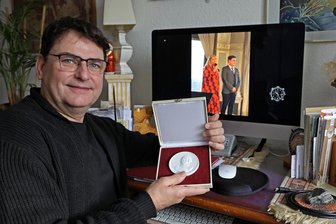 Jens Langhof aus Oberlungwitz: Gehörlos und dennoch eine starke Stimme in der Gesellschaft - Jens Langhof arbeitet als gerichtlich bestellter Betreuer und ist seit 2010 Vorsitzender des Landesverbandes der Gehörlosen Sachsen. Für sein hervorragendes ehrenamtliches Engagement ist er in diesem Jahr mit der Annen-Medaille geehrt worden.