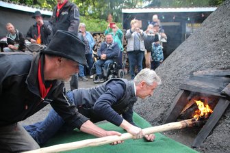 Jens Weißflog entfacht Tradition: In Sosa rauchen die Meiler - Jens Weißflog erhielt nicht die olympische Fackel, aber immerhin das Meiler-Feuer von Ralf Marggraf vom Köhlerverein.