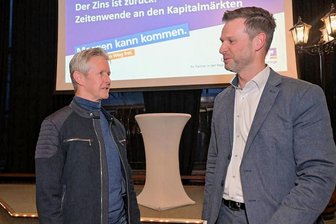 Jens Weißflog gibt in Zwönitz bei der Volksbank Tipps zum Wandel - Jens Weißflog (l.) hat im Brauereigasthof gesprochen, hier mit Enrico Haustein von der Volksbank Chemnitz.