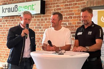 Jens Weißflog scherzt mit Lothar Matthäus: Was hinter dem Treffen der beiden Sportlegenden in Zwickau steckte - Jens Weißflog (links) und Lothar Matthäus (Mitte) haben sich am Donnerstagabend auf Anhieb gut verstanden. Da hatte auch Organisator und Moderator Matthias Krauß (rechts) gut lachen.