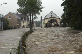 "Jenseits jeglichen Vorstellungsvermögens" - Wo ist die Straße, wo der Fluss? Am 12. und 13. August 2002 reichte der Flöha ihr Bett nicht mehr aus. Das Wasser riss alles mit, was sich ihm in den Weg stellte. An der Grünthaler Straße in Olbernhau wurde sogar ein Haus Opfer der Fluten. 