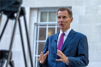 Jeremy Hunt kassiert Truss' Politik ein - 