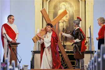 Jesus aus Mülsen: Wie sich ein angehender Bio-Lehrer auf seinen großen Auftritt vorbereitet - Noch wird geprobt für das Passionsspiel in Ortmannsdorf. Christopher Wild hat diesmal die Hauptrolle übernommen und verkörpert Jesus. 