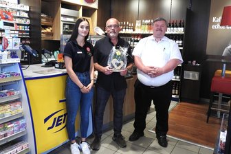 Jet-Tankstelle Werdau feiert Jubiläum – Kein Platz für E-Ladesäule - Zum Firmenjubiläum überreichte Sören Kristensen (re.) Thomas und Alicia Lindauer ein Werdauer Herz.