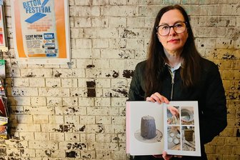 Jetzt als Buch: Der Chemnitzer Beton-Keks und seine Geschichte - Beate Düber mit ihrem frisch erschienenen Buch zum Keks "Chemnitzer Platte".