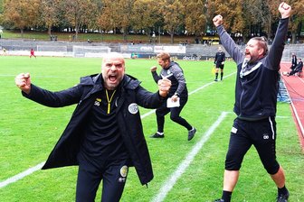 Jetzt also doch: Fußball-Oberligist VFC Plauen beurlaubt Trainer Sedat Gören - Ein Foto aus erfolgreicheren Tagen: Sedat Gören (links) wurde am Donnerstagabend beurlaubt und jubelt künftig nicht mehr für den VFC Plauen.