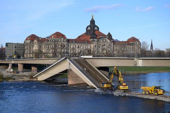 Jetzt amtlich: Carolabrücke in Dresden muss komplett abgerissen werden – Gutachten entlastet Stadtverwaltung - Schon beim Bau der neuen Carolabrücke in Dresden von 1967 bis 1971 bekamen die stählernen Spannlitzen Feuchtigkeit ab. Das führte Jahrzehnte später zum Einsturz.