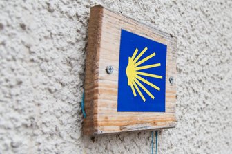 Jetzt anmelden für Jakobsweg-Wanderung: Musikalische Pilgerreise durchs Erzgebirge - Auch der Sächsische Jakobsweg ist mit dem bekannten Jakobsweg-Logo markiert.