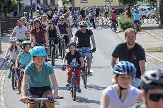 Jetzt auch am Rande von Chemnitz: Demo für sicheren Radverkehr - Start des Fahrradkorsos am Sonntagvormittag am Rathaus in Einsiedel. Mehr als 100 Radfahrerinnen und Radfahrer hatten sich auf den Weg nach Reichenhain und Erfenschlag gemacht, um den Bau eines Radweges im Zwönitztal zu fordern.