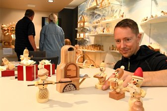 Jetzt auch barrierefrei: Das ist neu im Schneemannland - Tony Wagner zeigt die Neuheiten der Drechslerei Wagner in Riechberg im neuen Verkaufsraum des Schneemannlandes.