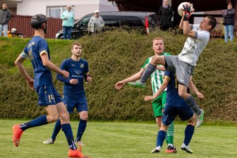 Jetzt auch „Ortsmeister“: Oberschönaer Fußballer schwimmen weiter auf Erfolgswelle - Oberschönas Schlussmann Alexander Mühlner sichert zusammen mit Alexander Jurk und Janek Friedrich (v. l. ) das Spielgerät vor SVL-Kapitän Erik Pomp.
