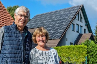 Jetzt auf der Sonnenseite: Wie eine Familie im Vogtland mit der Energiewende klarkommt - Die Adresse ist Programm: Barbara und Wolfgang Oehlmann leben "An der Sonnentrasse". Die Familie baute sich eine Photovoltaik-Anlage mit Speichern ins Haus, um unabhängiger vom Energiemarkt zu sein.
