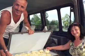 "Jetzt backen wir Kriegsbrot" - Achim und Gabi Döbrich mit Kuchen aus eigener Herstellung. Nun wird Kriegsbrot gebacken.
