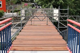 Jetzt Bongossi-Holz statt Eiche: Fußgängerbrücke in Schwarzenberg erhält neuen Balkenbelag - Der neue Belag auf der Fußgängerbrücke zwischen Hammerparkplatz und Karlsbader Straße in Schwarzenberg besteht aus Bongossi-Holz. Es stammt aus Afrika und soll witterungsbeständiger als die zuvor verwendeten Eichenbalken sein.