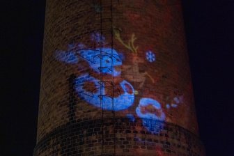 Jetzt doch: Wie der Wasserturm in der Plauener Elsteraue seine Lichtinstallation bekam - Der denkmalgeschützte Wasserturm in der Plauener Elsteraue wir jetzt angeleuchtet.