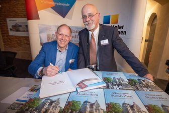 Jetzt druckfrisch erhältlich: Plauens Pracht zwischen zwei Buchdeckeln - Autor Andreas Stephan (links) mit Alexander Waldenfels, dessen Familiengeschichte Teil des Buches ist.