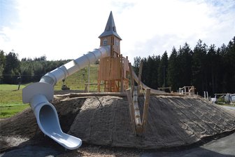 Jetzt dürfen die Kinder loslegen: So wird am Samstag Eckis Entdeckerwelt in Schöneck eröffnet - Der Holzturm mit zwei Rutschen ist ein Hingucker auf dem neuen Spielplatz in der Eckis Entdeckerwelt an der Talstation der Bike- und Skiwelt in Schöneck.