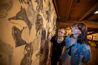 Jetzt dürfen junge Leute ran: Malzhaus zeigt Kunstwerke von Plauener Schülern - Vor einem Gemeinschaftswerk von Zwölftklässlern stehen Vicky Rödel und Sydney Kloppe (links).