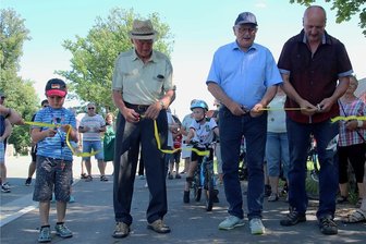 Jetzt durchgängiger Radweg zwischen Göltzschtalbrücke und Freizeitpark Plohn - Jannik (6) aus Lengenfeld, Reginald Gruschwitz aus Plohn, Bürgermeister Volker Bachmann und Ortsvorsteher Steffen Weichold zerschneiden das Band.