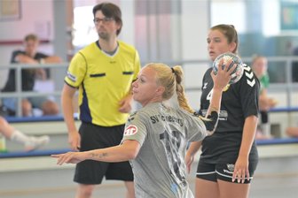 Jetzt geht es zuhause scharf: Schneebergs Oberliga-Handballerinnen vor Heimauftakt - Die Schneebergerin Linda Leonhardt war zuletzt angeschlagen und wurde geschont. Nun geht es zuhause gegen Bischofswerda.