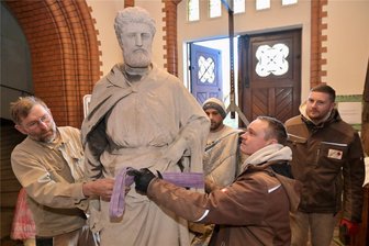 Jetzt geht es zum Restaurieren nach Stollberg: Apostelfiguren von Auer Kirche abgeholt - Rolf Schreckenbach, Walid Hussein, Philipp-Benjamin Fleischer und Randy Seidel (von links) von der Firma Scheunert aus Stollberg haben am Dienstag die Apostelfiguren aus der Nicolaikirche Aue geholt.