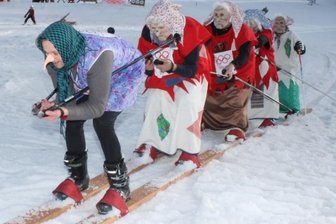 Jetzt geht's an die Schneereserven - Ob die Hirschkopf-Hexen in Carlsfeld Neuschnee herbeizaubern können?