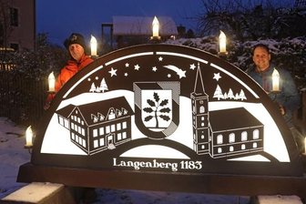 Jetzt hat auch Langenberg seinen eigenen Schwibbogen - Ortsvorsteher Carol Sonntag (li.) und Tüftler Michael Weise am Langenberger Schwibbogen. Beide haben großen Anteil an dem Projekt.