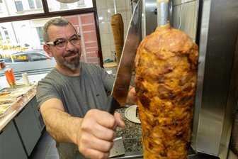 Jetzt hat Auerbach seinen vierten Döner-Imbiss - Döner ist die Leibspeise vieler Deutscher. Gerade junge Leute werfen sich gerne einen ein. So ist das auch beim Döner-Imbiss „Damak“ von Kemal Uyanik. Bei der Zubereitung in Deutschland und der Türkei gibt es aber Unterschiede.