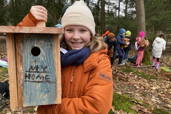 Jetzt hat Mylau auch noch ein Meisen-Paradies: „Ich finde das so cool, was wir hier machen“ - Selbst gebaut, selbst bemalt und beim Anbringen am Baum geholfen: Frieda Reinhold von der Mylauer Grundschule ist mega stolz auf die neue Kinderstube - etwa 20 Nistkästen haben die Schüler in Vogtlands einzigem Schulwald angebracht.