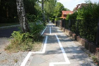 Jetzt heulen die Fräsen auf: Berlins Gaga-Radweg wird beseitigt - Im Zickzack - so verläuft ein Radweg im Stadtteil Zehlendorf.