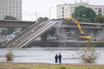 Jetzt im Livestream: Abriss der Carolabrücke geht weiter - heute soll nächstes Teilstück fallen - Bagger arbeiten auf der Altstädter Elbseite an dem hängende Trassenteil vom Rest des Brückenzuges der Carolabrücke.