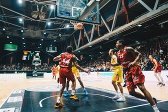 Jetzt im Liveticker: Niners Chemnitz starten in die neue Saison - Die Niners im Spiel gegen den EWE Baskets aus Oldenburg.