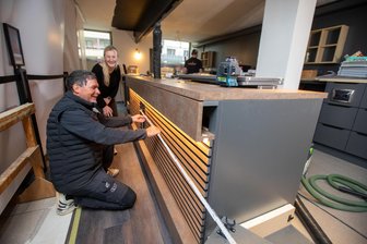 Jetzt ist das Foyer des Plauener Kinos dran: Die Ticket- und Popcorn-Lounge wird komplett modernisiert - Im Capitol-Kino laufen die Umbaumaßnahmen auf Hochtouren. Im Bild: Bärbel Winter von der Kinoleitung mit Andreas Schädlich von AS-Design, der in Zusammenarbeit mit dem Ladenbau Ketzel & Fuhrmann die Einrichtung entworfen hat.