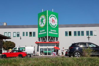 Jetzt ist es in Glauchau sichtbar: Leitermann kooperiert mit Hagebau - Die neue Fassade am Leitermann-Hagebau-Markt bei Glauchau.