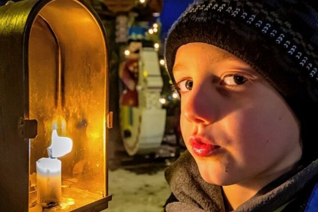 Jetzt ist Weihnachten zu Ende - Henry Brückner nahm die Einladung zum "Lichter ausblasen" wörtlich und löschte die Kerze in einer mitgebrachten Laterne. 