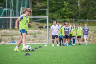 Jetzt kann der Ball rollen: Fußballer im Erzgebirge freuen sich über neuen Kunstrasenplatz - Der Kunstrasenplatz soll vor allem dem Training im Kinder- und Jugendbereich dienen. Diese Woche hatten die E-Junioren das letzte Training vor der Sommerpause.