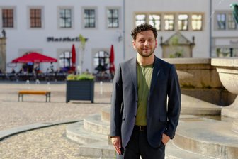 „Jetzt kommen auch noch die Scheißgrünen mit ihrem Klimawandel“ - Wie Grünenchef Felix Banaszak versucht, den Osten zu verstehen - „Wir geben den Osten nicht auf“, hat Felix Banaszak im ARD-Sommerinterview gesagt, „und wir kämpfen darum, dass der Osten uns nicht aufgibt.“ Der Bundesvorsitzender der Partei Bündnis 90/Die Grünen, hier zu Gast in Freiberg.