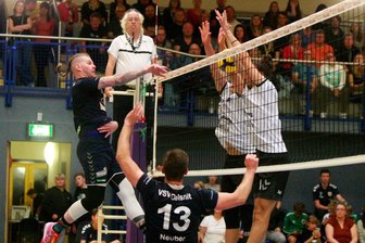 „Jetzt kommen die Gegner, gegen die wir punkten müssen“: Nach schwerem Auftaktprogramm kommt jetzt ein Kellerkind zum VSV Oelsnitz - Trotz der Niederlagen zeigten die Oelsnitzer trotzdem schon gute Spiele: Schöner Punkt am Netz durch Stephen Sehr (links).