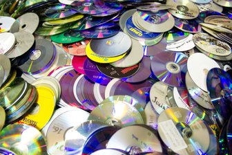 Jetzt kostenlose Entsorgung von alten CD und DVD an den Wertstoffhöfen im Vogtlandkreis - Ausgediente CD und DVD enthalten hochwertige Kunststoffe, die bei richtiger Entsorgung wiedergewonnen werden können.
