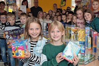 Jetzt macht Spielen noch mehr Spaß - In Neustädtel freuen sich die Kinder über die neuen Spiele - vorn links Merle Völkel und vorn rechts Joela Haas.