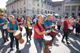 Jetzt mit Bildergalerie: Das waren die Höhepunkte zum großen Festumzug in Bad Elster - Die Trommel- und Percussiongruppe Drumherum aus Adorf sorgte beim Festumzug für Stimmung.