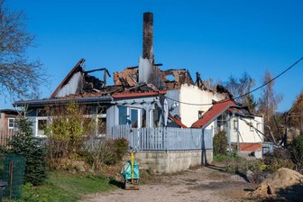 Jetzt mit Video: Nach Großbrand in Lunzenau läuft schon die Spendenaktion an - Das Haus im Lunzenauer Ortsteil Klein Schlaisdorf am Tag nach dem verheerenden Feuer.
