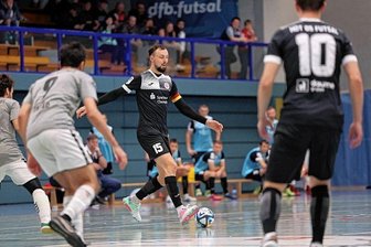 "Jetzt müssen wir die drei Punkte mitnehmen" - Am Dienstag siegte Futsal-Bundesligist HOT 05 (am Ball: Kapitän Christopher Wittig) in einem Testspiel 16:2 gegen Regionalligist Erfurt. Am Samstag geht es gegen den amtierenden Deutschen Meister.