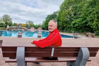Jetzt muss der Sommer aber kommen: In Chemnitz haben die ersten Freibäder geöffnet - Stephan Zschätzsch ist einer der Schwimmmeister im Gablenzer Freibad. Er und seine Kollegen sorgen für die Sicherheit der Gäste. Vor allem an den Sprungtürmen sei immer viel los. 