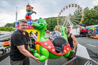 Jetzt ohne Stadtfest: Rummel steigt ab Freitag in Aue – Das müssen Besucher wissen - Auf dem Anton-Günther-Platz in Aue läuft der Aufbau für den Rummel bereits auf Hochtouren. Hier im Bild zu sehen sind John Probst (l.) und Matthew Weidmann vom Fahrgeschäft Babyflug.
