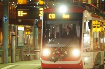 Jetzt rollt die Citybahn auch ins Gebirge - Die Bahn nach Aue am Samstag, 5.58 Uhr, an der Zentralhaltestelle. Am Steuer Steffen Ludewig. 